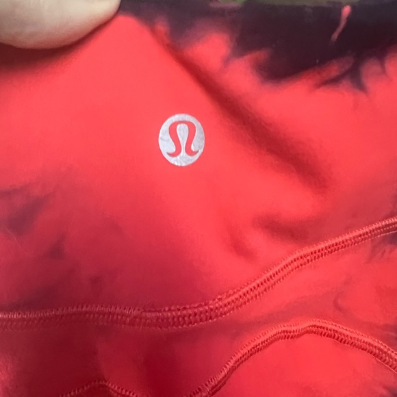 Lululemon Cropped Leggings in black and red tie dye with pockets Size 4 Like new - Picture 8 of 9